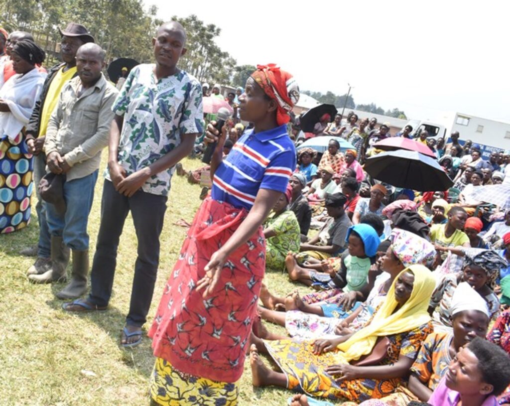 Bamwe mu bagore bo muri aka Karere bavuga ko iyo myitwarire idahwitse ihungabanya umutekano kuko iyo abo bagabo bamennye ibyo batekewe, ruhita rwambikana.