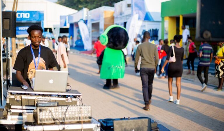 Abacuruzi muri Expo Gikondo baribaza impamvu abantu batari kwitabira.