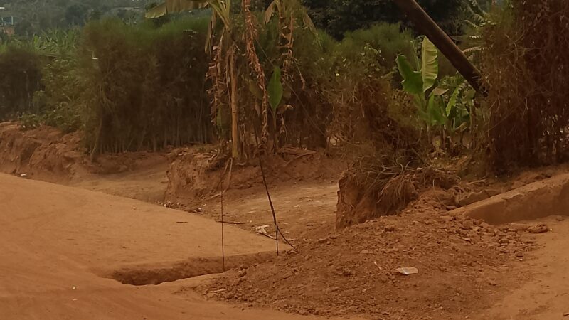 Mageragere-Nyarufunzo: Bahangayikishijwe n’ipoto y’amashanyarazi imaze iminsi yaraguye.