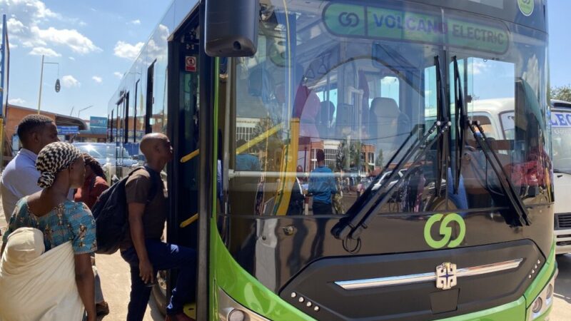Ikigo BasiGo gifite bisi zikoresha umuriro w’amashanyarazi zikora ingendo rusange mu Mujyi wa Kigali cyatangaje ko buri munsi izi bisi zitwara abagenzi barenga 1700