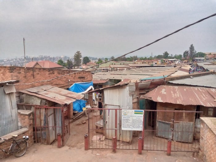 Isoko rya Rwezamenyo/Nyamirambo ryubatswe mu 1980, rigiye gusenywa kugira ngo hashyirwe inyubako z’ubucuruzi zigezweho.