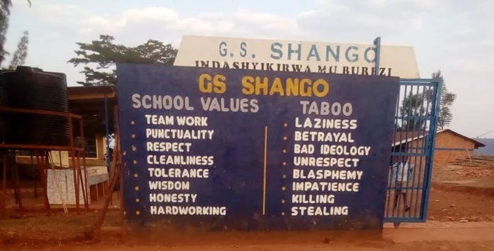 Abarimu bigisha mu rwunge rw’Amashuri rwa Shango ruri i Nduba mu Karere ka Gasabo baremeza ko ishuri ryibwe ibitabo bigera ku 1000