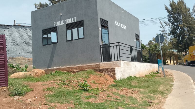 Nyarugenge-Biryogo: Fagitire y’amazi ya Wasac no kutagira ikigega mu byatumye ubwiherero rusange bufungwa.