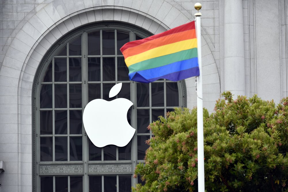 Apple ishinjwa kurenga ku itegeko ribuzanya kwamamaza ubutinganyi