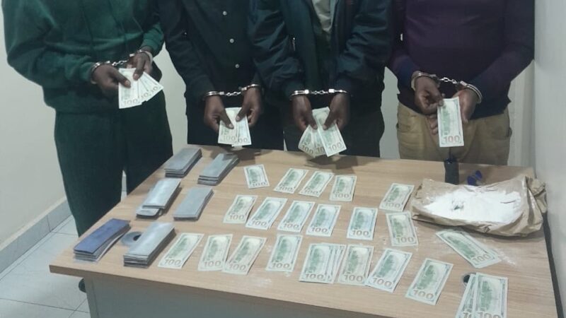 Rubavu:Bafashwe bafite amadorari y’amahimbano n’ibikoresho byifashishwa mu kuyakora