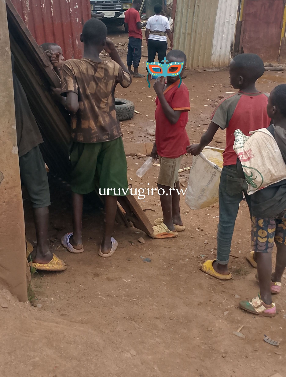 Nyarugenge-Kigali:Hari ubwiyongere bw’abana bataye ishuri birirwa batoragura ibyuma bishaje.