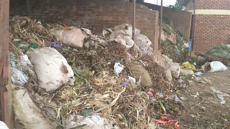 Kicukiro-Masaka:Abakorera mu Isoko rya Gahoromani babangamiwe n’umunuko uturuka mu kimoteri cy’imyanda.