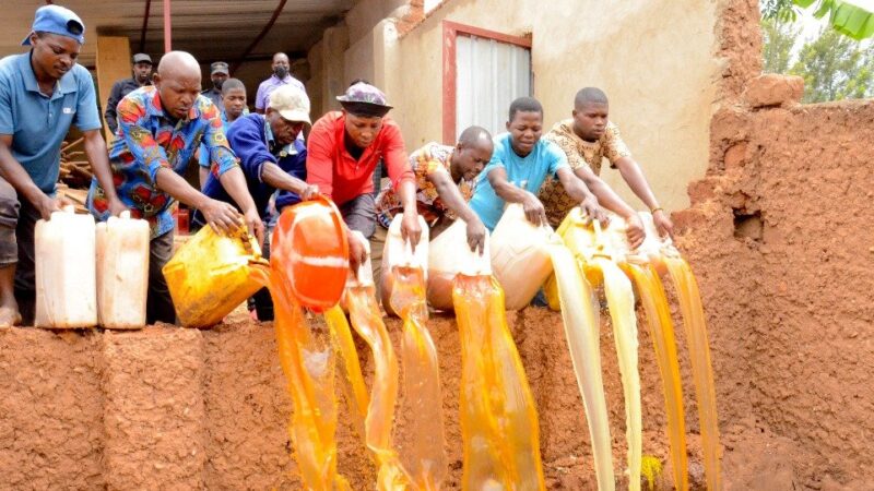 GATSIBO: Abatuge bamennye Inzoga y’uruganda rwa “B&N Home Ltd, – AMAFOTO