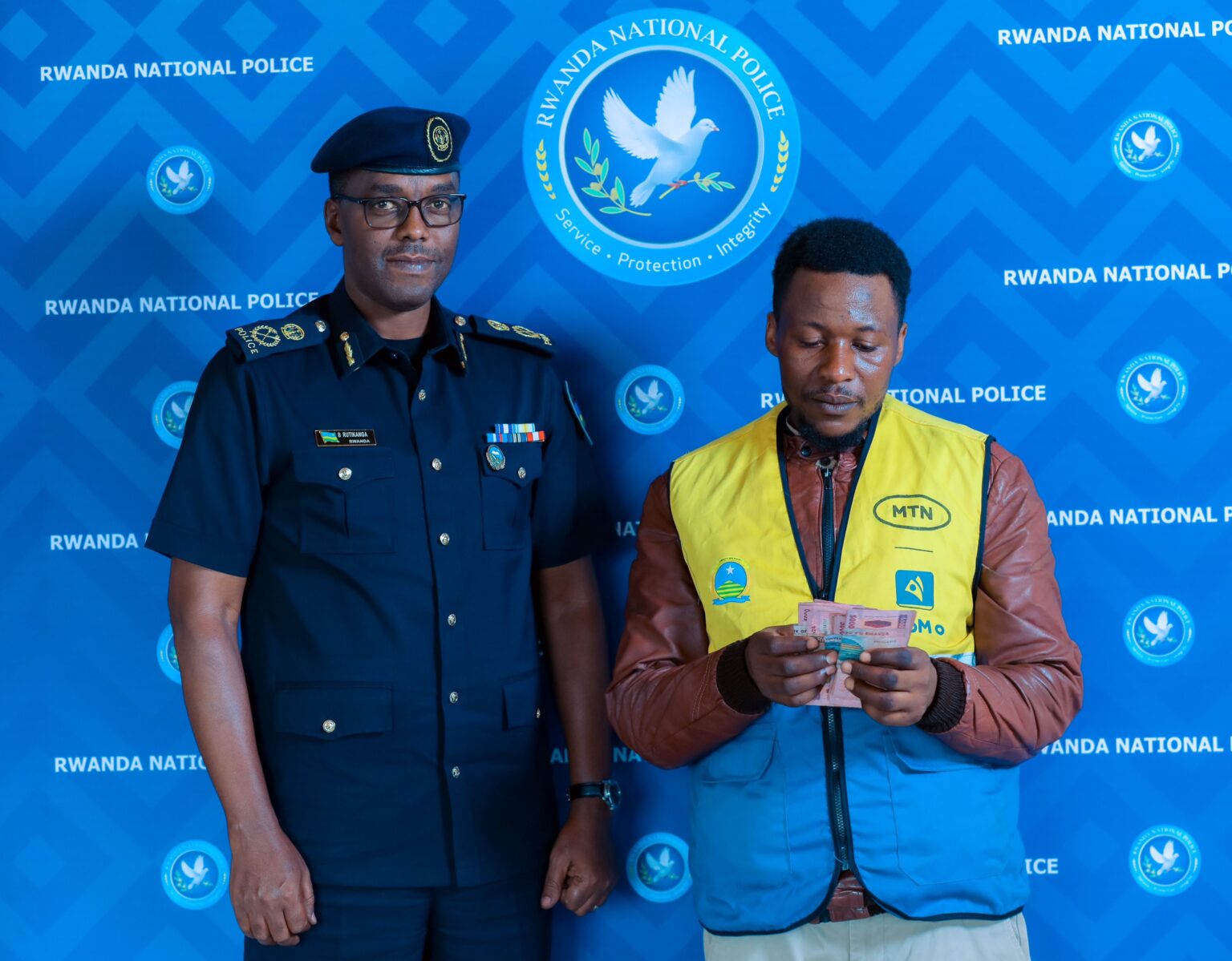 RNP: Boniface Rutikanga, yashyikirije HATANGIMANA Jean de Dieu amafaranga y’u Rwanda ibihumbi magana.