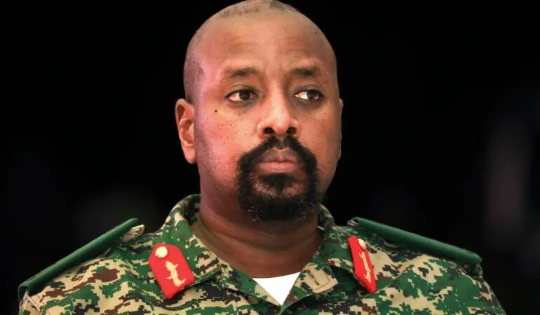 Uwiyita Cyprian Is Nyakundi kuri x, yibasiye bikomeye Gen. Muhoozi, avuga ko yishingikirije ku izina rya se aho kwiyubakira irye