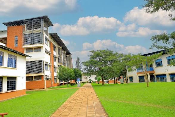 UCU Yaciwe Miliyoni 100 za UGX Nyuma yo Guhindura Icyemezo ku Masomo y’Umunyeshuri.
