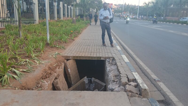 Igisimu kigaragara imbere y’amarembo y’inyubako y’Akarere ka Kicukiro giteye impungenge abaturage