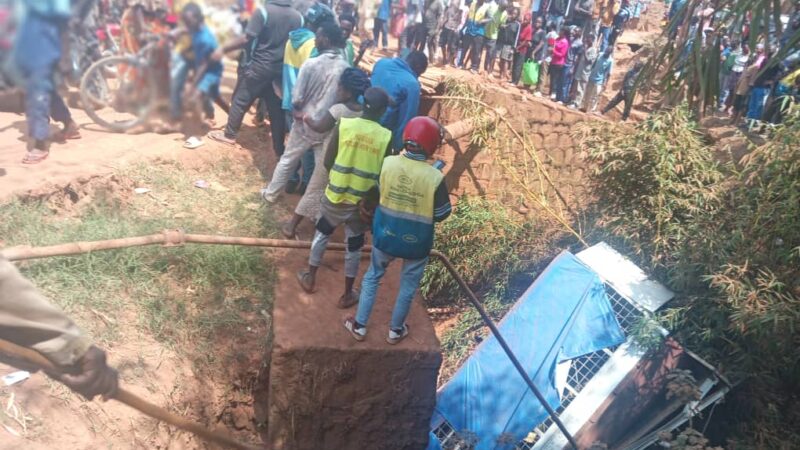 Gasabo: Abaturage baratabaza ubuyobozi kubera ikiraro cya Karuruma-Cyuga gishaje, imodoka ziri kugwamo