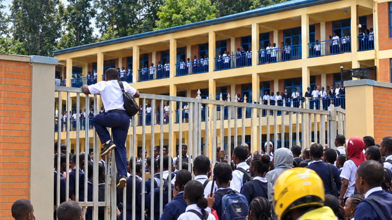 GS Cyahafi: Ababyeyi n’abanyeshuri baratabaza ku marembo afunze, bavuga ko abana bamwe basimbuka kugira ngo binjire